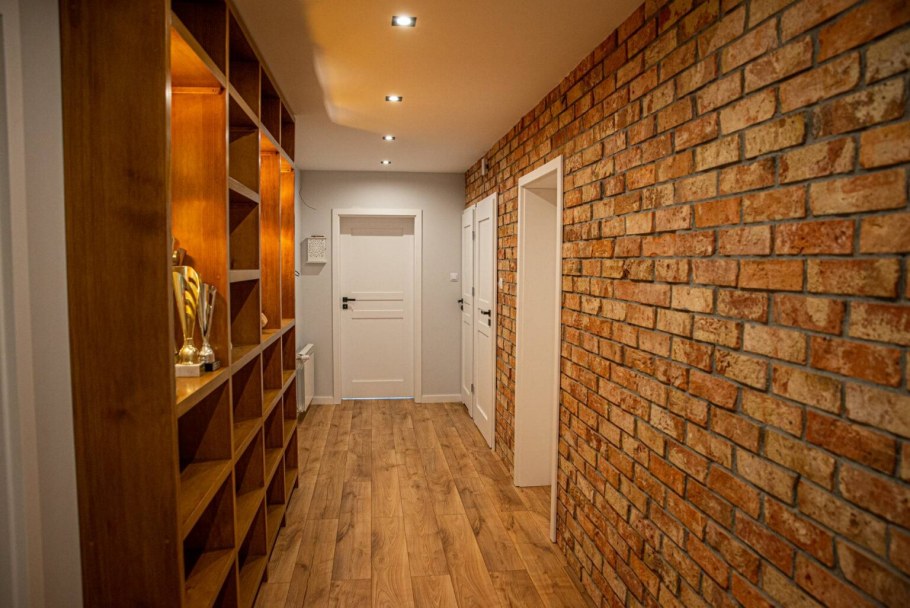 Входная дверь в прихожей