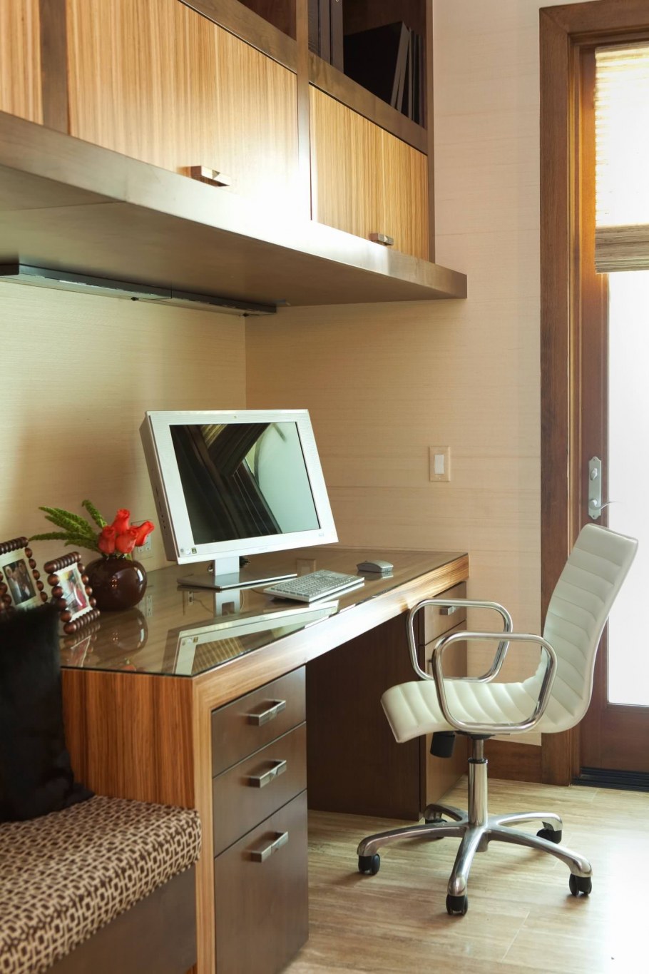 Компьютерный стол в спальне