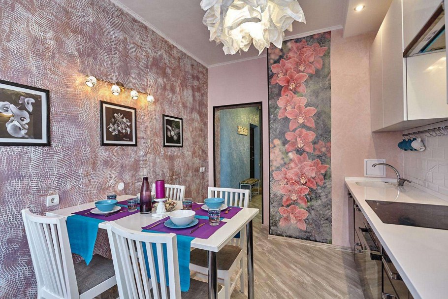 Интерьер кухни с комбинированными обоями