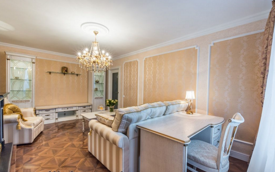 Шёлковая штукатурка в интерьере гостиной