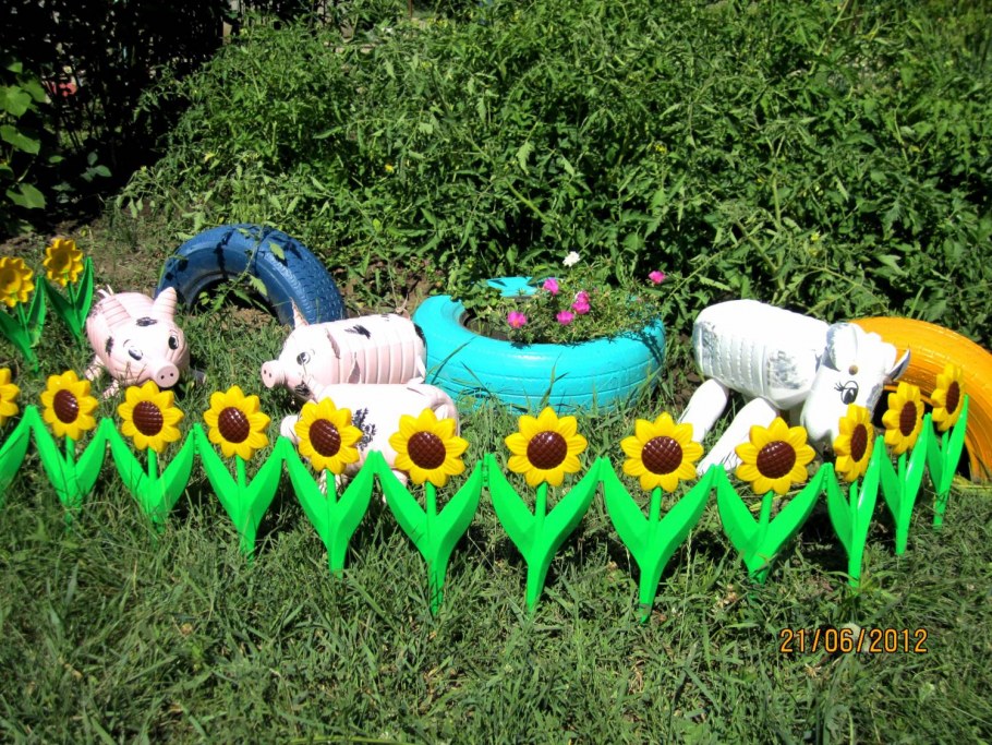 Украшение клумбы из пластиковых бутылок