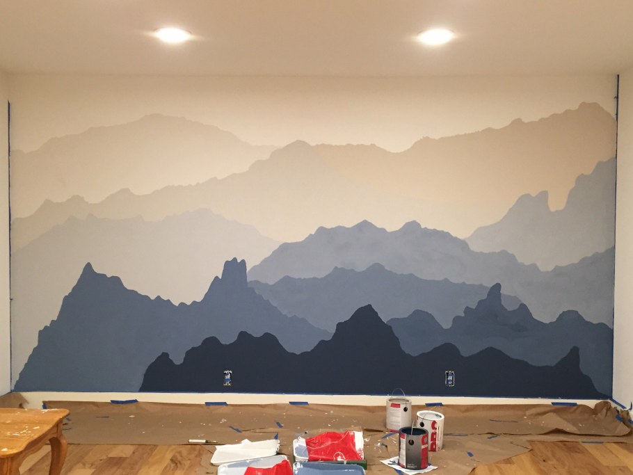 Горы на стене краской