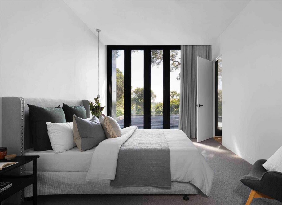 Стены разного цвета в спальне