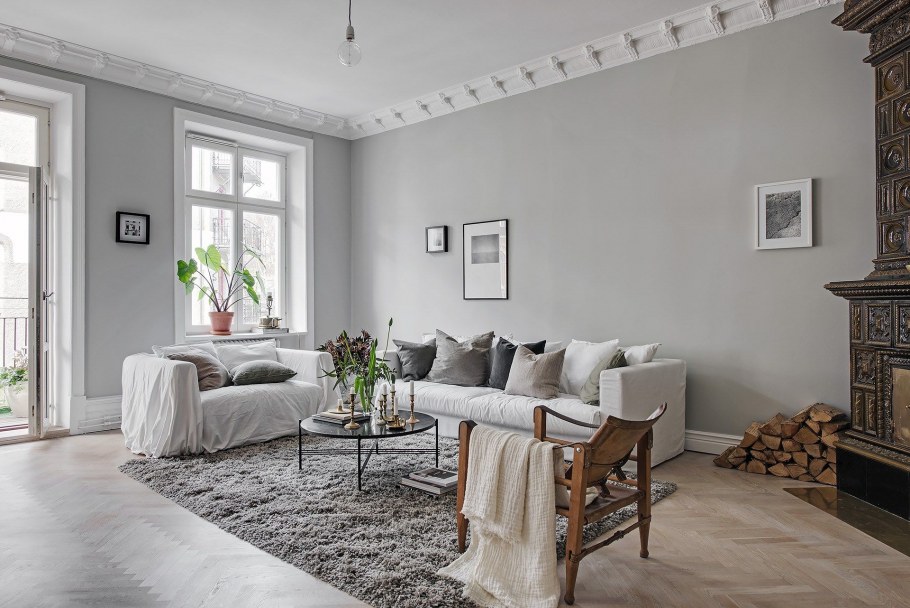 Комнаты с белыми стенами и серым потолком