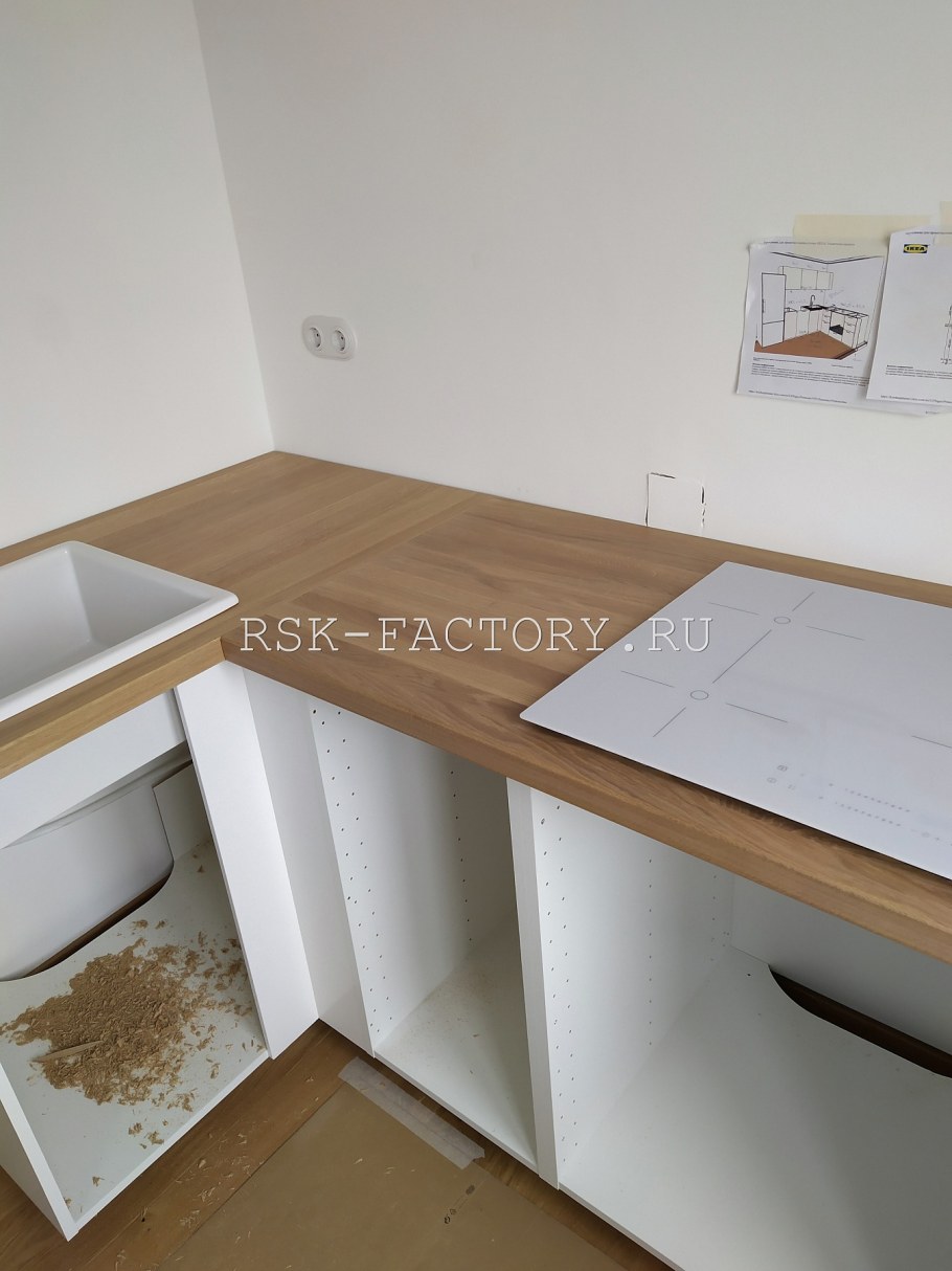 Цельноламельная столешница в ванной