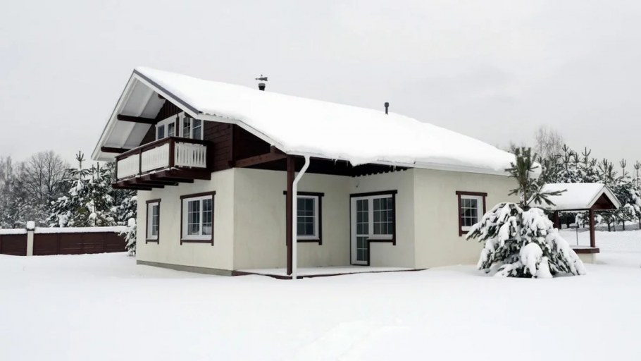 Одноэтажный белый дом в стиле Шале