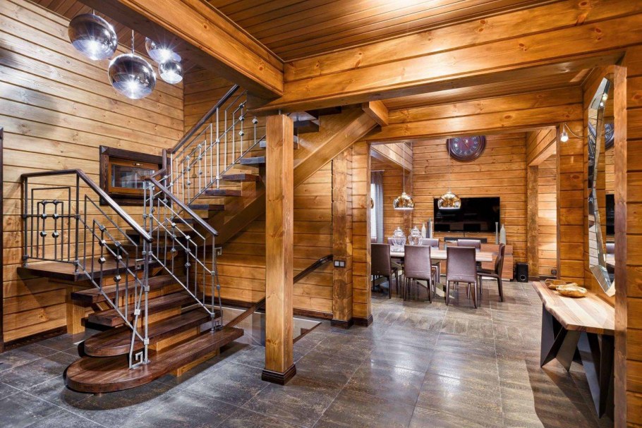 Деревянный дом внутри