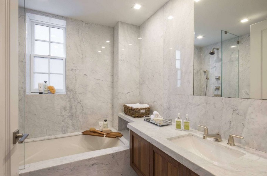 Мраморная плитка в маленькой ванной