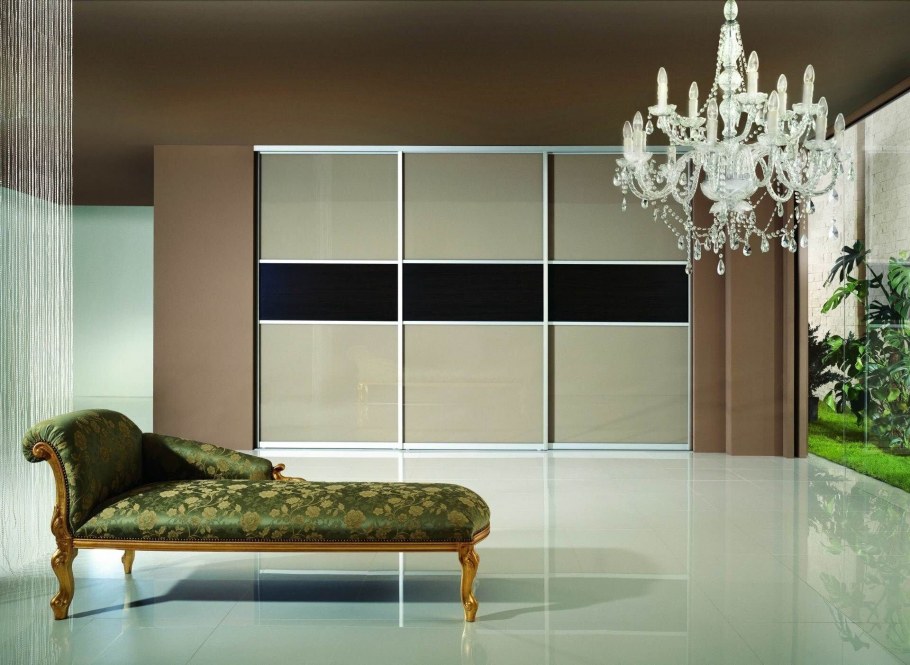 Гардеробная со стеклянными дверями