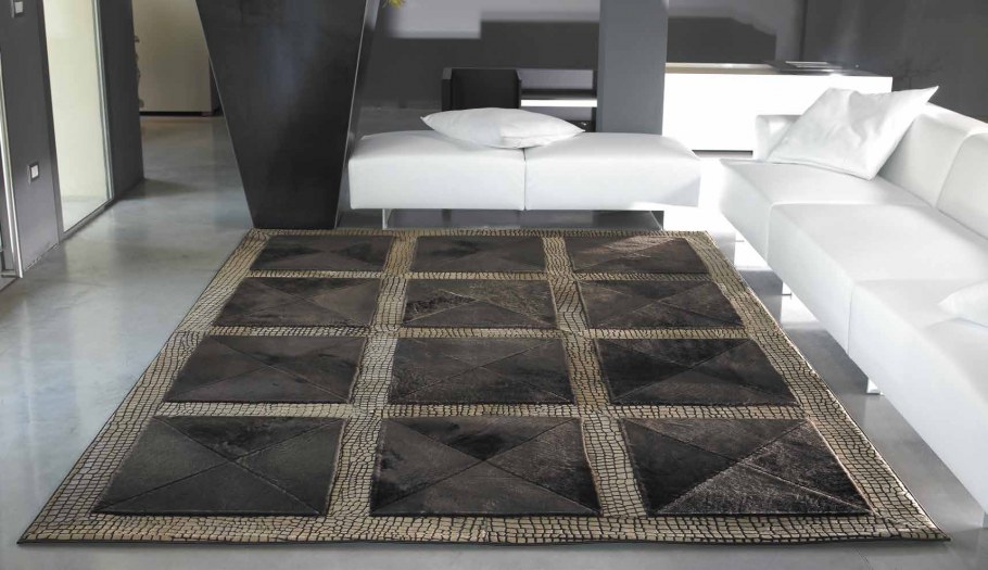 Ковер с кожаными вставками