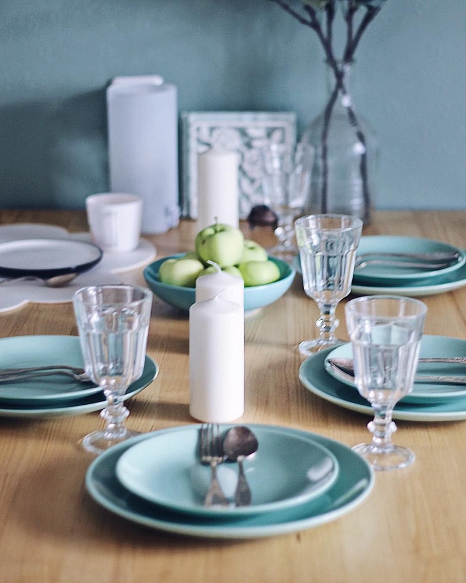 Сервировка новогоднего стола в бирюзовом цвете