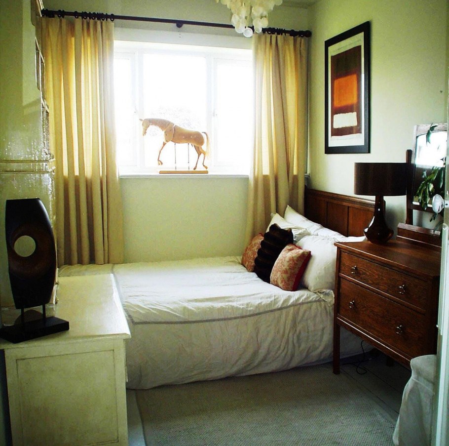 Интерьер узкой спальни