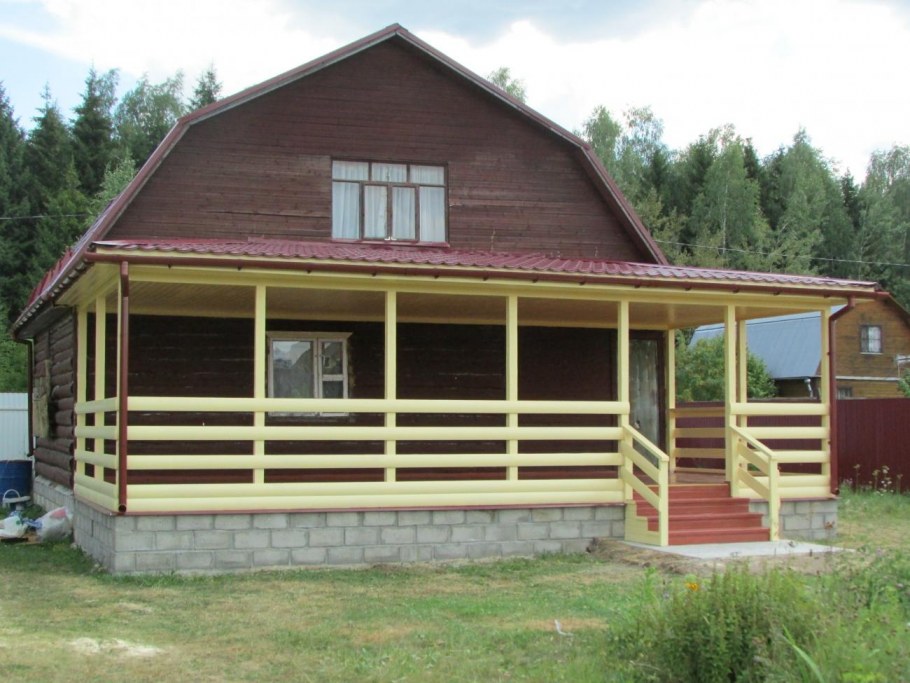 Дом с мансардой и крыльцом