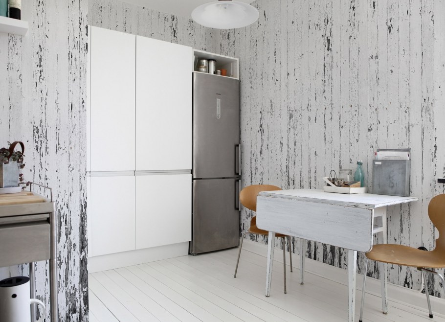 Обои под дерево в интерьере кухни