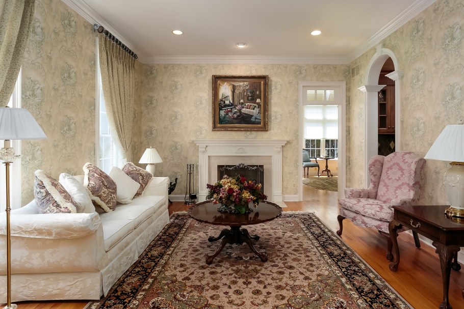 Пестрые обои в интерьере гостиной