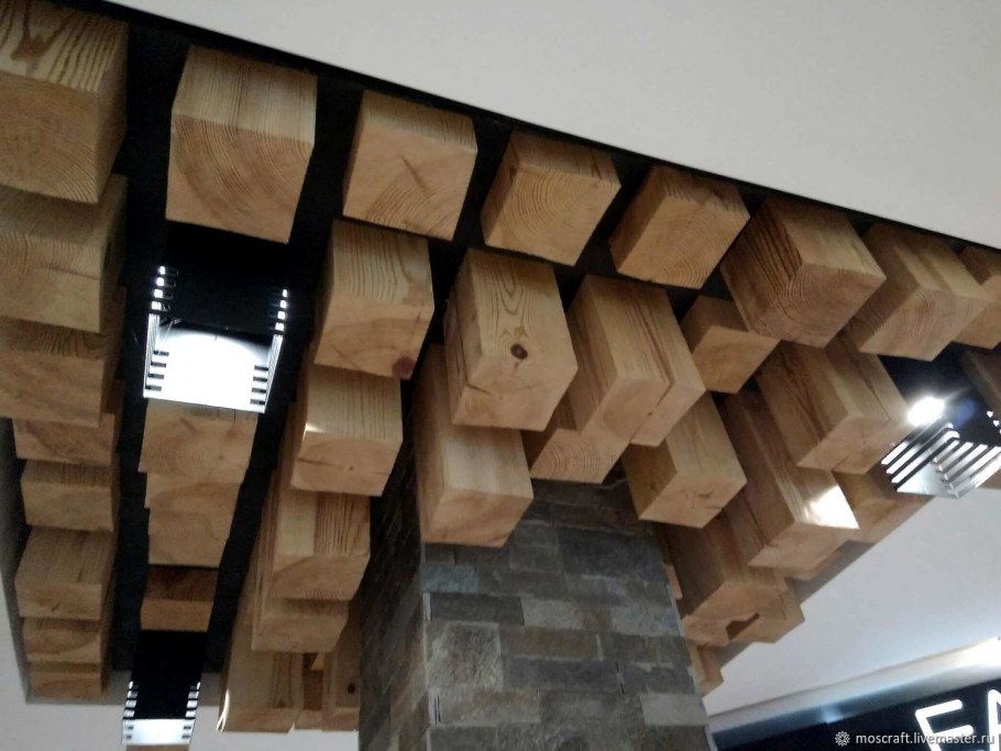 Потолок из деревянных брусков