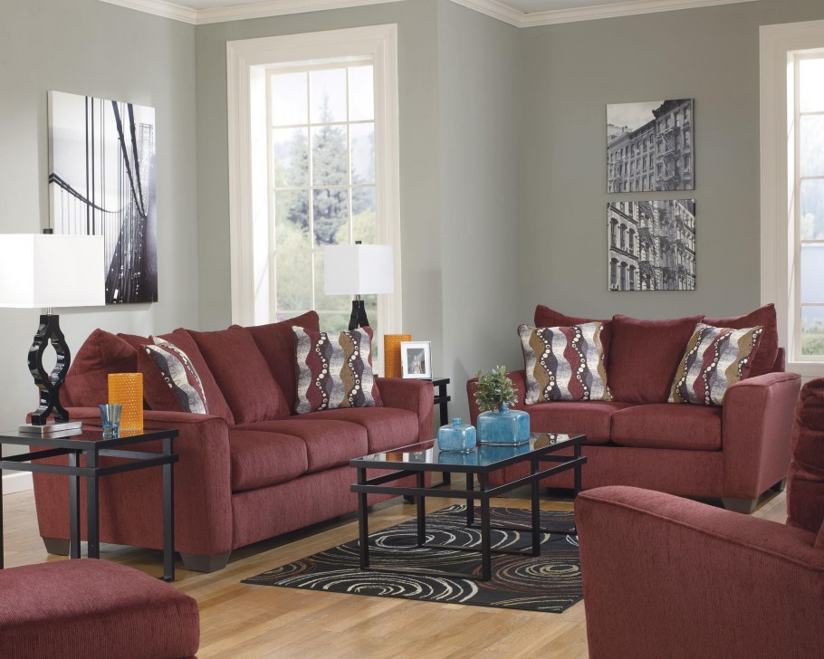 Бордовый диван в интерьере