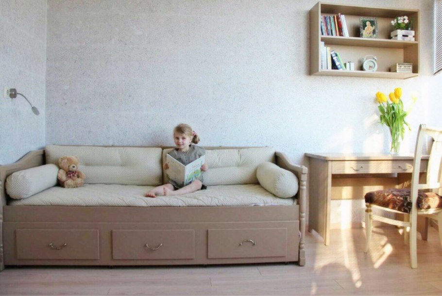 Светлый диван в интерьере гостиной