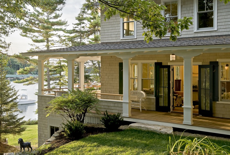 Красивый дом с террасой