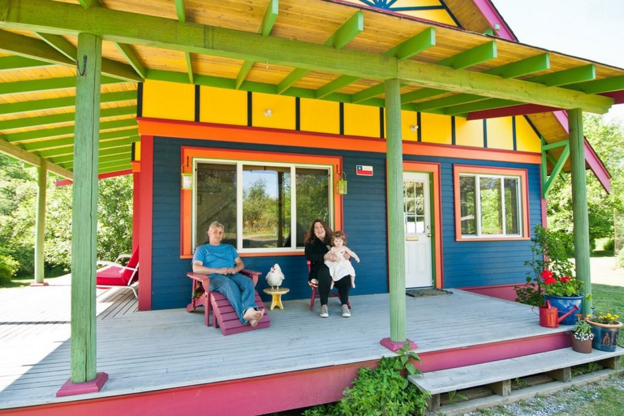 Разноцветный дачный домик