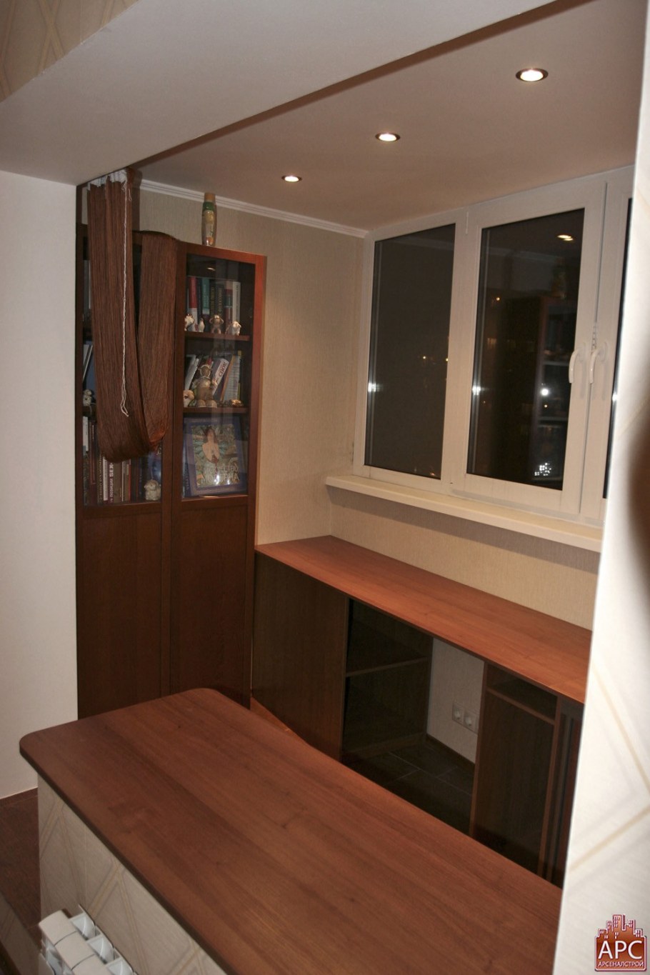 Стол между балконом и комнатой