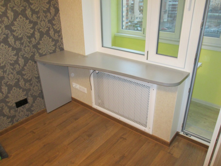 Подоконник стол на балконе