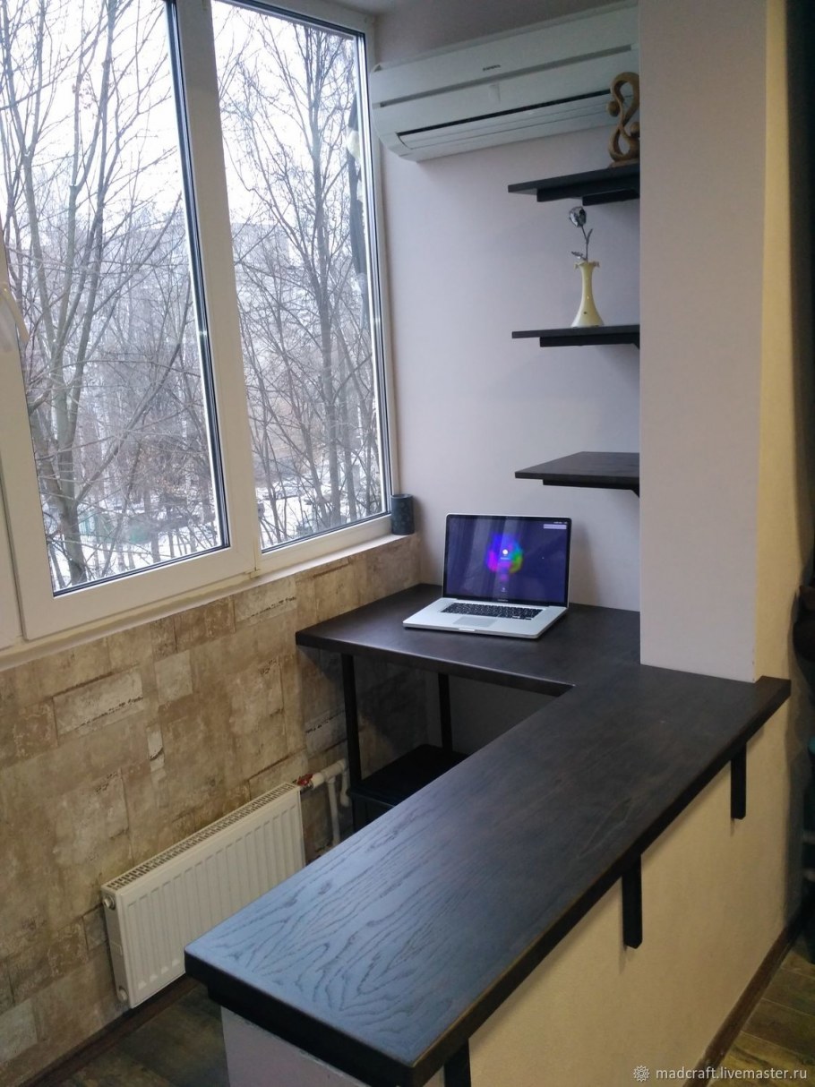 Письменный стол на балконе