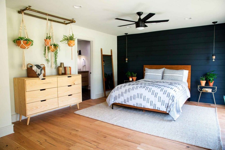 Вагонка на стене в спальне