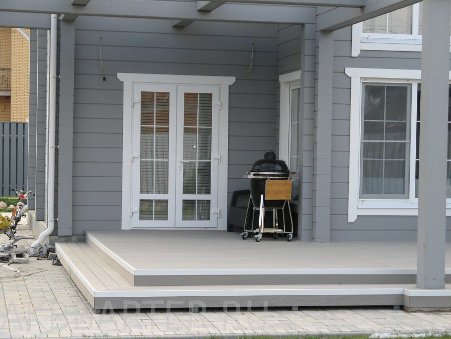 Веранда в сером цвете