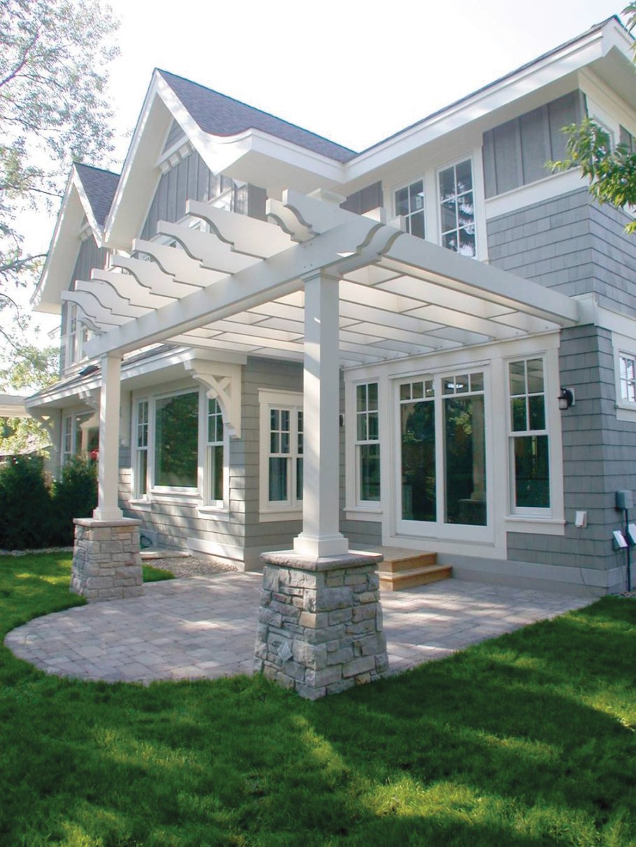 Дом из клееного бруса белого цвета