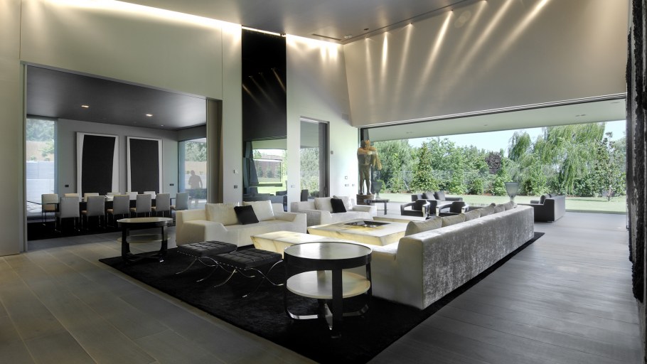 Дом в стиле хайтек внутри