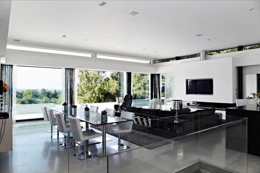 Интерьер черной кухни с панорамными окнами
