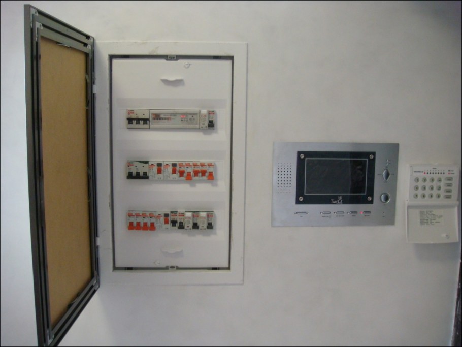 Щиток электрический квартирный встраиваемый в стену