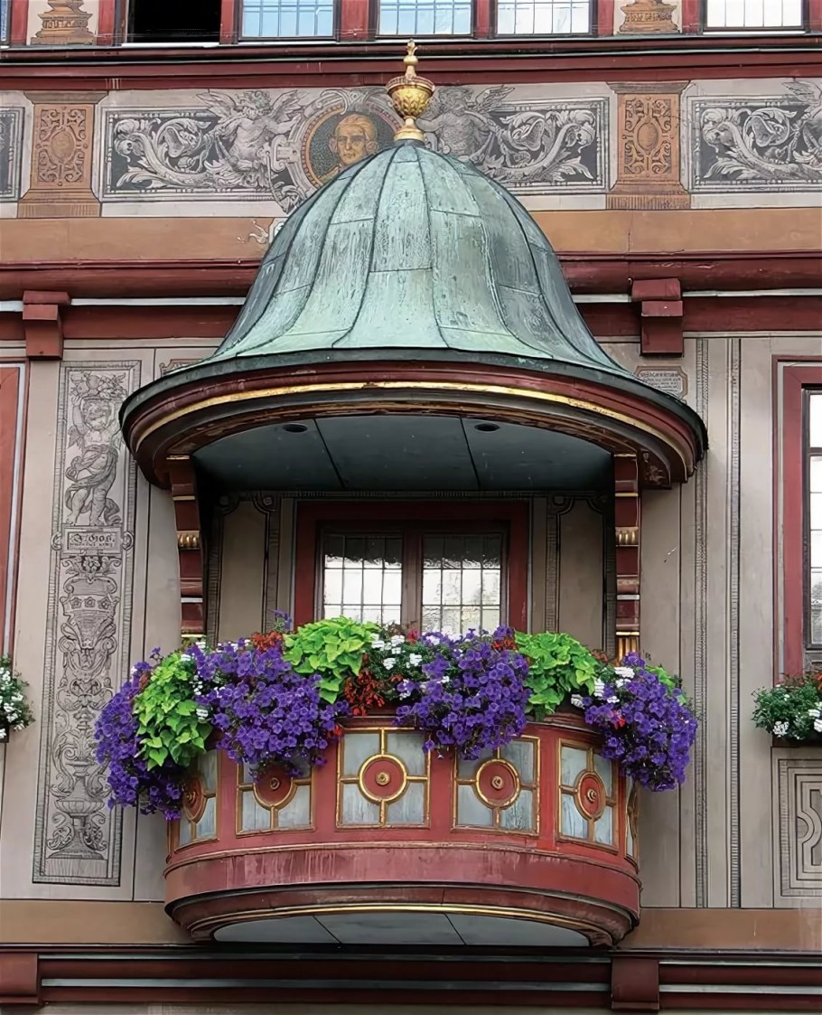 Украсить балкон цветами