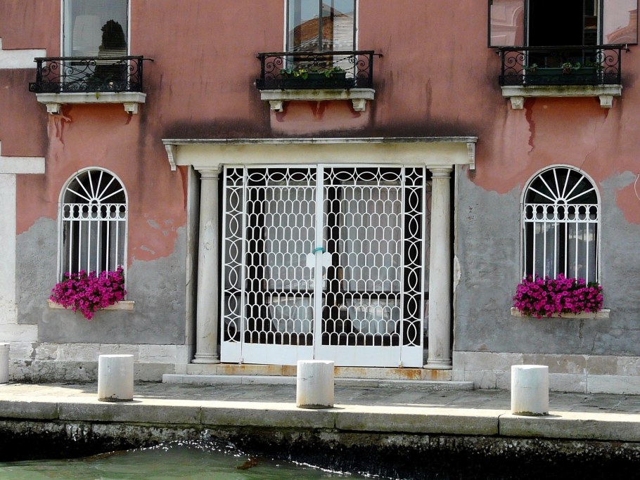 Венеция улочки цветы на балконе в коричневом поддоне