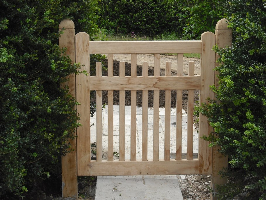 Необычный деревянный забор