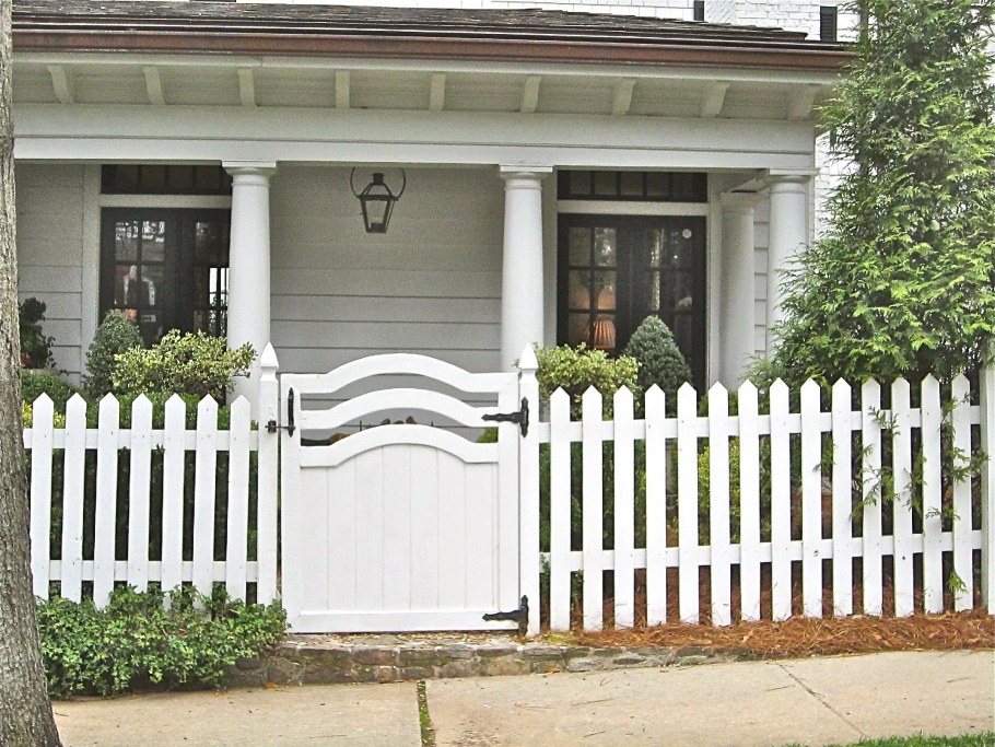 Белый забор из дерева