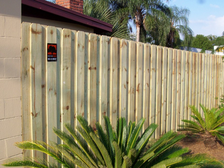 Современные деревянные заборы краска