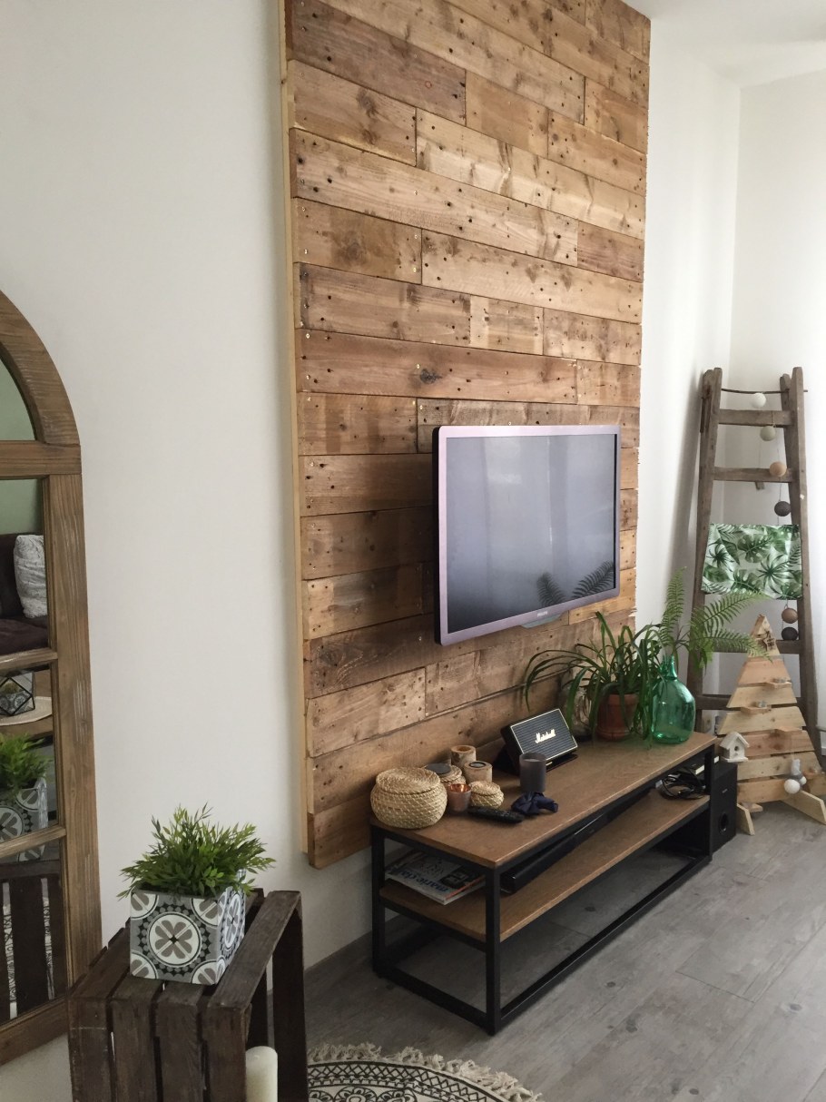 Телевизор на деревянной стене