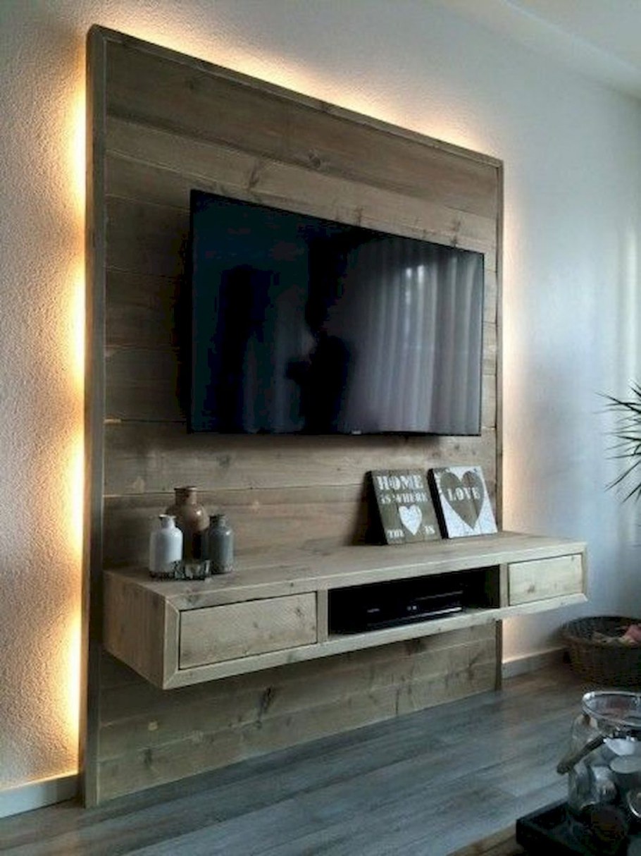 Телевизор на деревянной панели