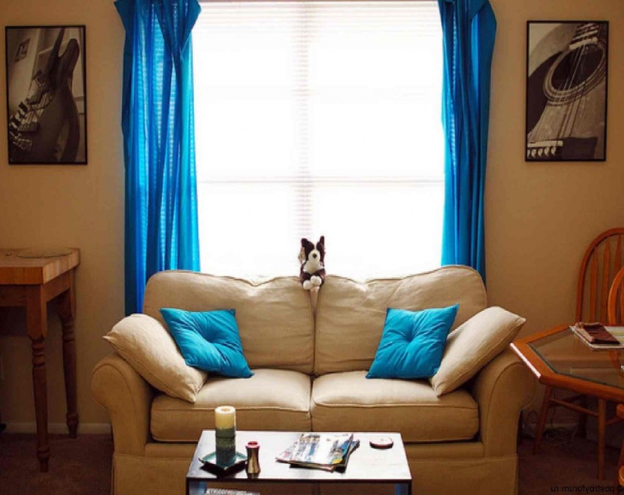 Яркие шторы в бежевом интерьере