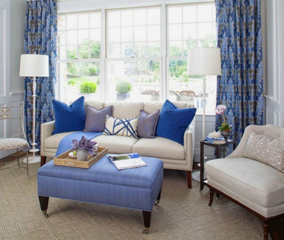 Гостиная бежевая с синими шторами