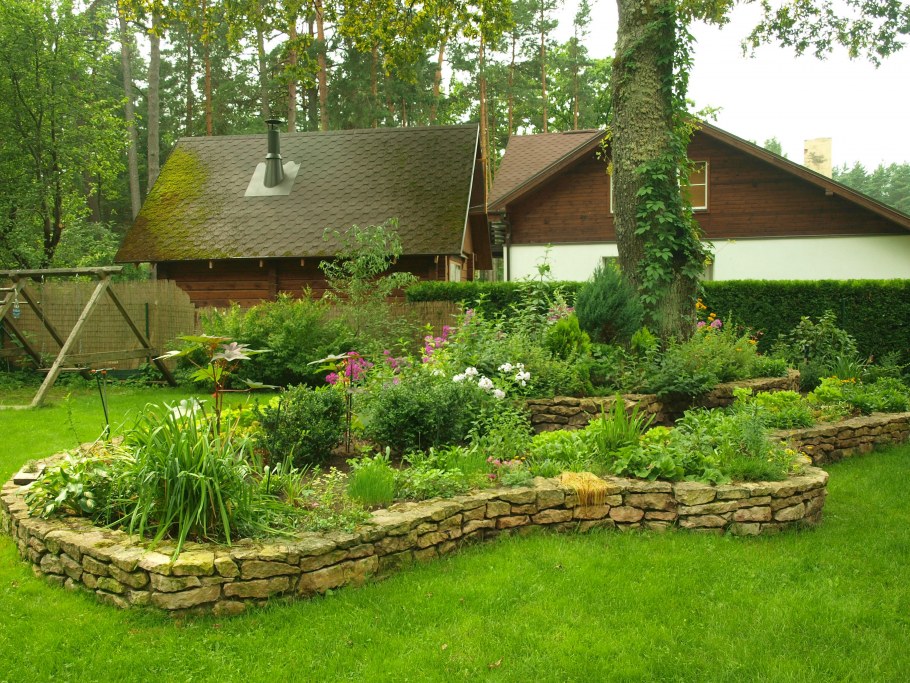 Уютный маленький садовый участок