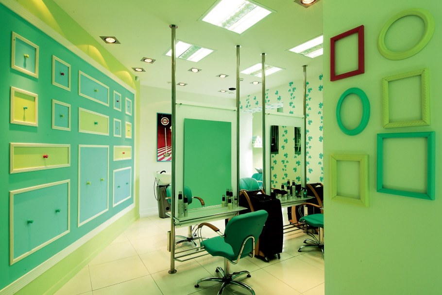Интерьер салона красоты в зеленом цвете