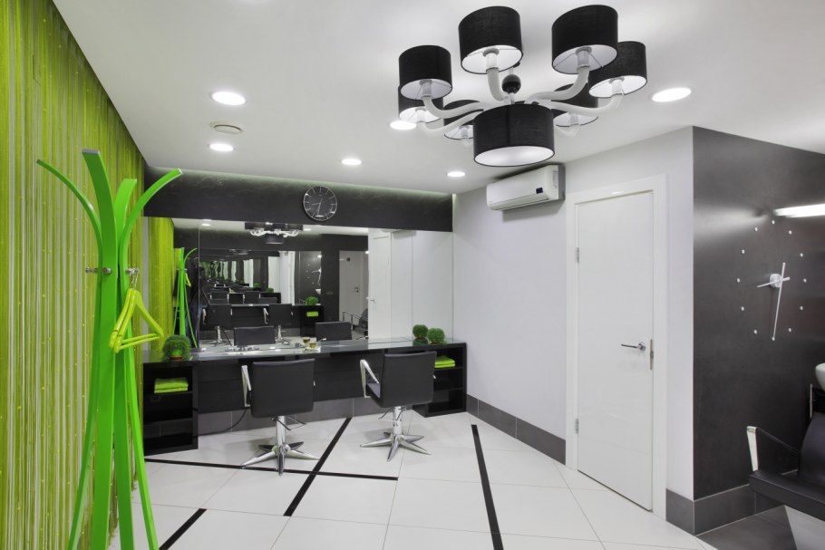 Парикмахерская в серо салатовых тонах