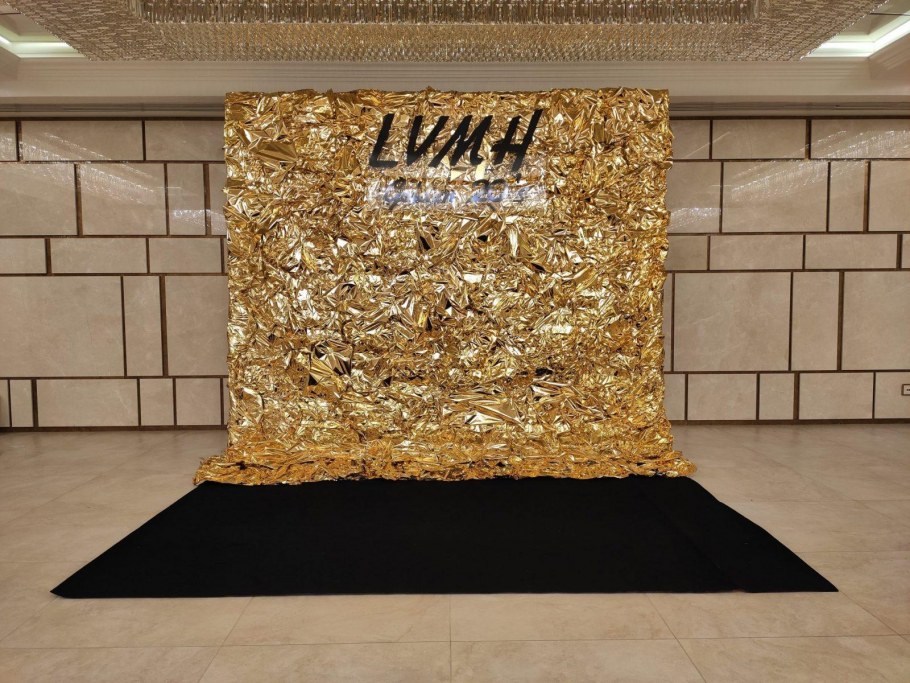 Фотозона с золотом