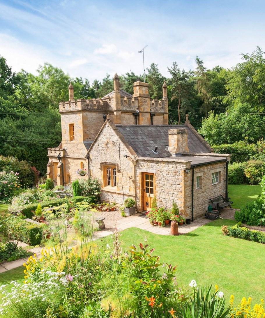 Каменные особняки в замковом стиле средневековья