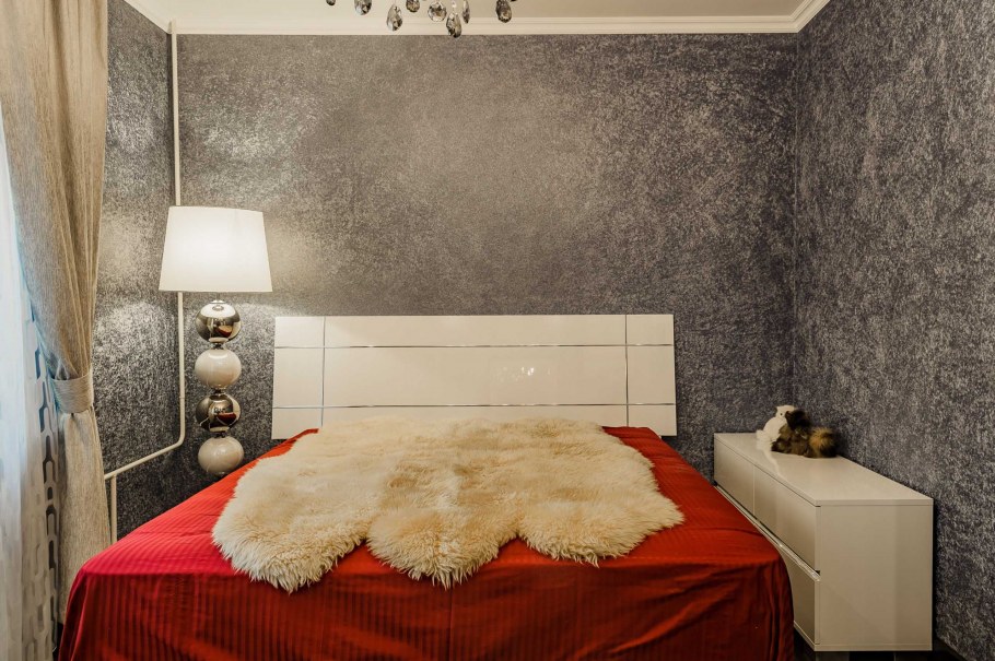 Белые жидкие обои в интерьере