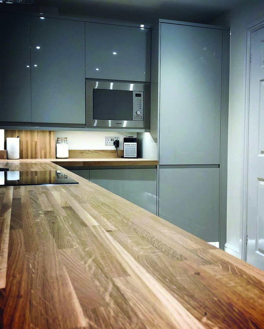 Серая кухня с деревянной столешницей