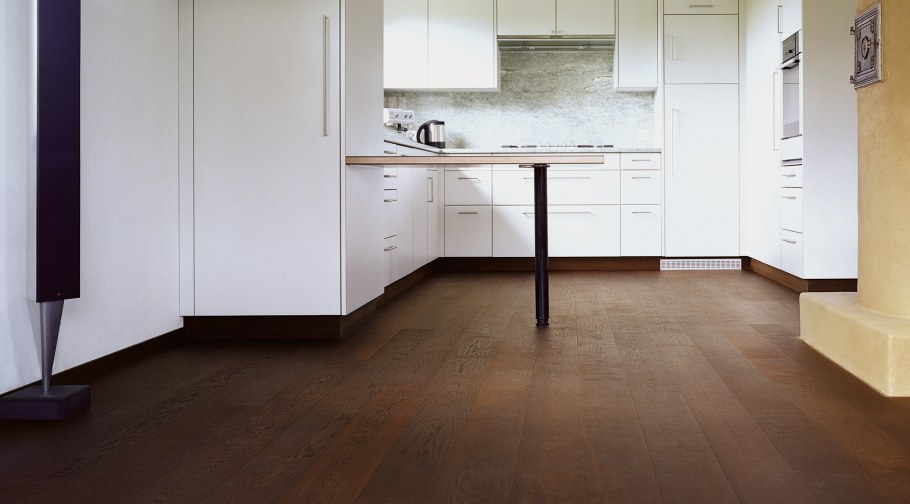 Кухня с темными полами